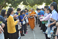 ทำบุญตักบาตรข้าวสารอาหารแห้ง