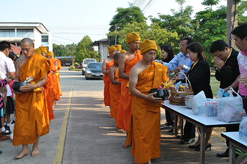 ทำบุญตักบาตรข้าวสารอาหารแห้ง