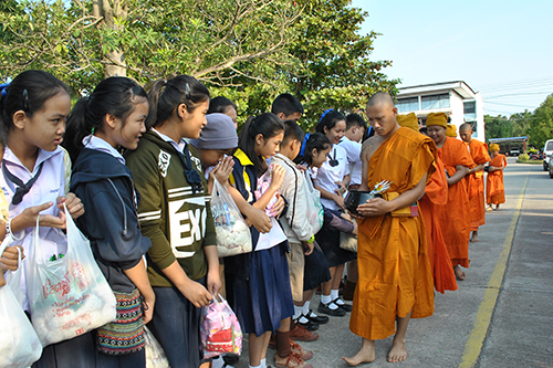 ทำบุญตักบาตรข้าวสารอาหารแห้ง