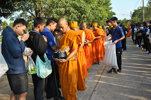 ทำบุญตักบาตรข้าวสารอาหารแห้ง