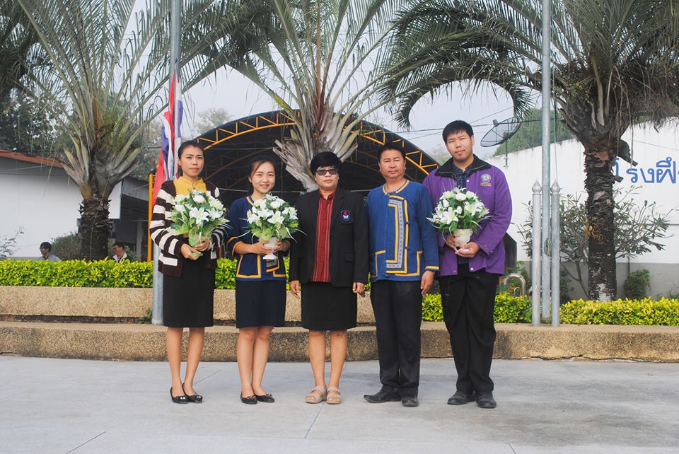 แสดงความยินกับคุณครูที่ได้รับปริญญาบัตร