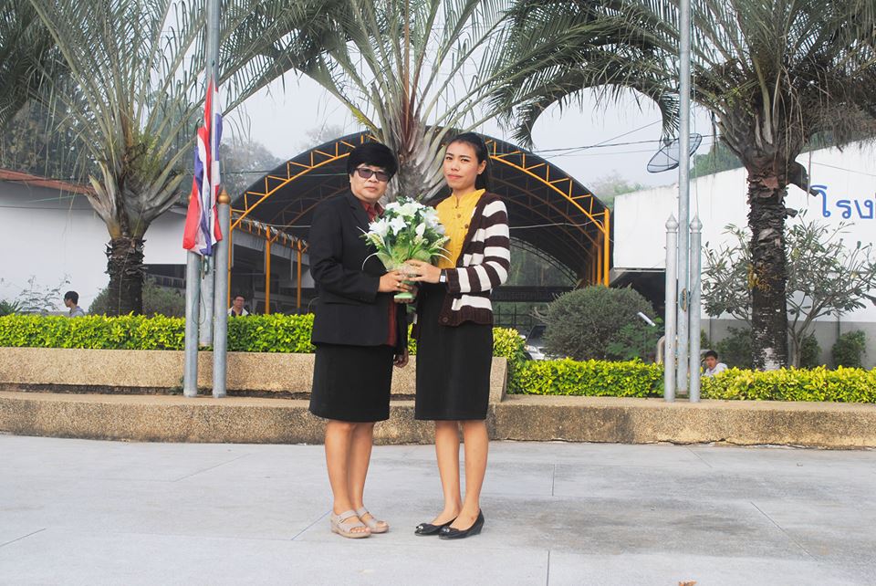 แสดงความยินกับคุณครูที่ได้รับปริญญาบัตร