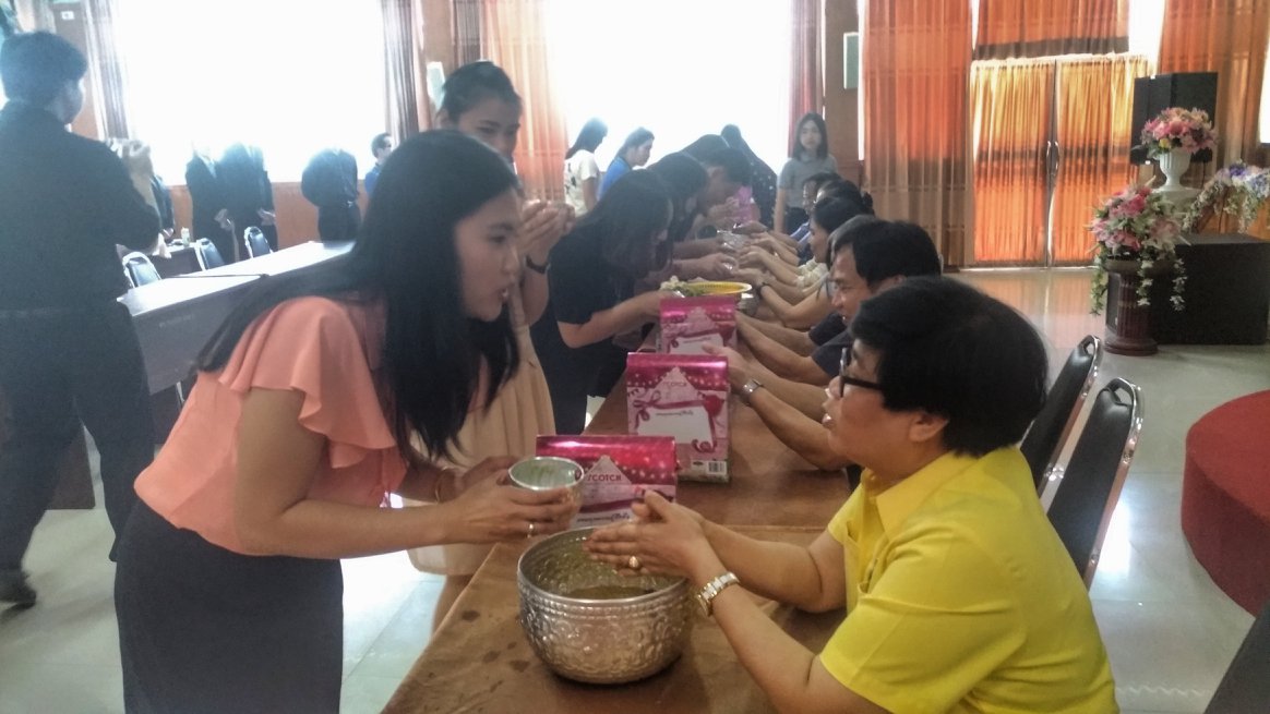 พิธีรดน้ำดำหัวครูอาวุโสโรงเรียนดงเจนวิทยาคม