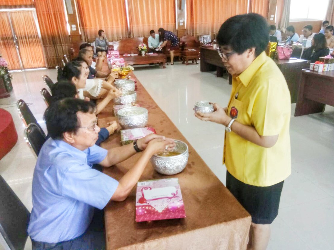 พิธีรดน้ำดำหัวครูอาวุโสโรงเรียนดงเจนวิทยาคม