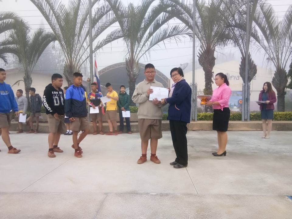 กิจกรรมมอบเกียรติบัตรห้องสมุดมีชีวิตยอดเยี่ยมให้กับทางโรงเรียน