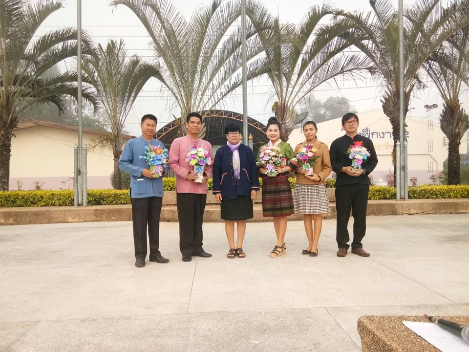 กิจกรรมมอบช่อดอกไม้แสดงความยินดีแก่คณะครู