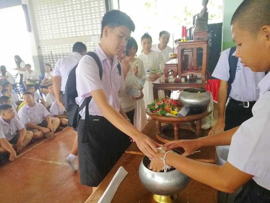 กิจกรรม “ พิธีทำบุญตักบาตรในวันพระ ”