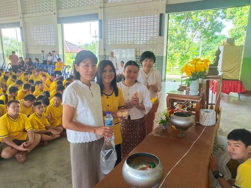 พิธีทำบุญตักบาตรเนื่องในวันพระ