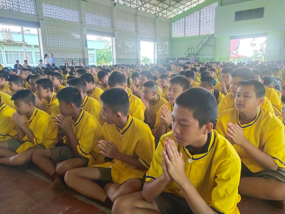 พิธีทำบุญตักบาตรเนื่องในวันพระ